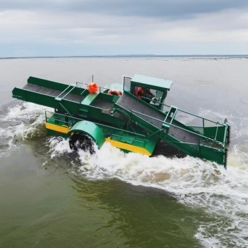 Weed Harvester pembersih gulma air dari PT. Dwimitra Media Pratama